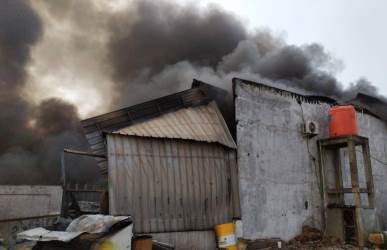 Gudang penyimpanan limbah plastik yang berada di Kp. Bangkongreang, RT 02/01 Desa Wangunharja, Kecamatan Cikarang Utara terbakar, Kamis (12/09) dinihari. Hingga kini, proses pemadaman masih dilakukan oleh petugas Damkar.