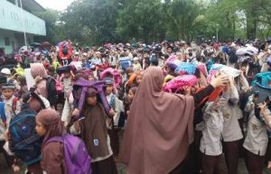 Salah seorang guru di Sekolah Dasar Al Hidayah Islamic School (AHIS) saat membimbing anak muridnya mengikuti kegiatan simulasi bencana gempa bumi yang dilaksanakan oleh BPBD Kabupaten Bekasi, Rabu (07/11).