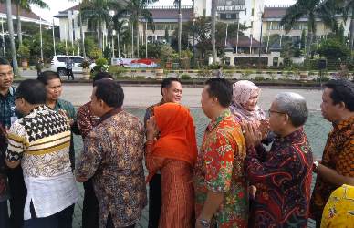 Bupati Bekasi, Neneng Hasanah Yasin didampingi Wakilnya, Eka Supria Atmaja saat menggelar halal bihalal usai kegiatan apel perdana setelah masa cuti bersama PNS menyambut Hari Raya Idul Fitri 1439 H di lapangan Plaza Pemkab Bekasi, Kamis (21/06) pagi.