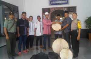 Kepala Desa Tridaya Sakti, Suwardi saat secara simbolis seperangkat alat hadroh kepada Ikatan Remaja Mesjid Baiturrahim dengan didampingi Bimaspol, Babinsa dan Kepala Dusun setempat, Kamis (20/07).