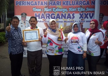 Bupati Bekasi, Neneng Hasanah Yasin foto bersama usai menerima Juara ke I Pada ajang Lomba UPPKS Tingkat Nasional dalam rangkaian puncak peringatan Hari Keluarga Nasional (Harganas) tahun 2018 yang diselenggarakan BKKBN pada Sabtu (07/07) lalu di Kota Manado, Provinsi Sulawesi Utara.