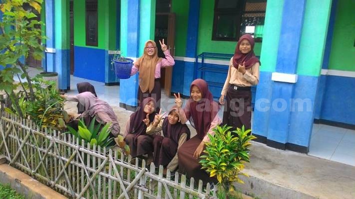 Siswi SMAN 1 Sukakarya saat melakukan aksi 30 menit Pungut Sampah dalam rangkan Hari Bumi atau Earth Day 2016, Jum’at (22/04)