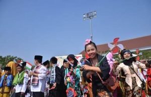 Tim Devile Kecamatan Tambun Utara mengawali karnaval Festival Kaulinan Lembur dengan membawa puluhan anak disusul dengan devile dari 22 kecamatan lainnya.