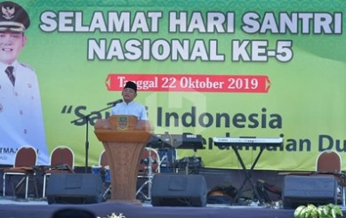 Bupati Bekasi, Eka Supria Atmaja saat menghadiri peringatan Hari Santri Nasional Ke 5 di Kecamatan Cibarusah, Selasa (22/10) | Foto: Humas Pemkab Bekasi