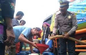 Kanit Dikyasa Satuan Lalu Lintas Polres Metro Bekasi, Iptu Harmoyo saat ikut dalam kegiatan pembagian air di kepada warga di sejumlah wilayah yang terdampak kekeringan, Kamis (20/09).