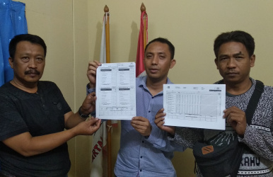 Calon anggota legislatif (Caleg) DPRD Kabupaten Bekasi dari Partai Gerindra Dapil V nomor urut 2, Haryanto (tengah) menunjukan ketidaksesuain data antara form C1 plano dengan hasil DA1 Kecamatan Pebayuran, Jum'at (03/05).