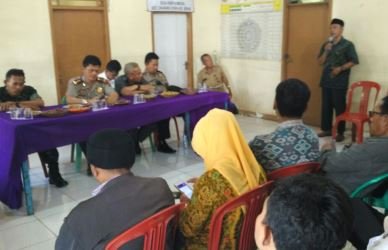 Pertemuan antara warga dengan aparatur desa setempat didampingi polisi dan TNI serta Camat Cikarang Utara, Atang Firmansyah di aula kantor Desa Pasir Gombong, Selasa (20/02) kemarin.