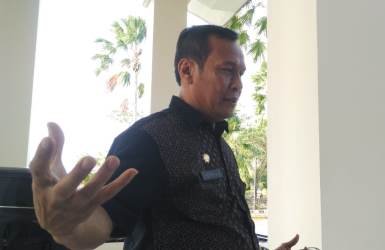 Sekretaris DPRD Kabupaten Bekasi, Herman Hanafi saat menunjukan surat tentang tindaklanjut pengunduran diri Bupati Neneng yang dilayangkan Pemerintah Provinsi Jawa Barat pada tanggal 20 Februari 2019 lalu.