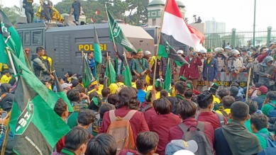 Ratusan mahasiswa asal Kabupaten Bekasi yang tergabung dalam Himpunan Mahasiswa Islam (HMI) Cabang Bekasi saat ikut melakukan aksi demonstrasi di gedung DPR-MPR RI, Selasa (24/09) pagi.