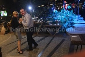 Warga negara asing yang menginap di Holiday In Cikarang Jababeka tampak bahagia dan semangat berdansa diiringi alunan musik latin saat Latin Night, Kamis (07/04) malam lalu.