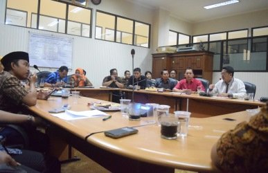 Pertemuan antara sejumlah perwakilan pegawai honorer Puskesmas dengan Ketua DPRD dan Anggota Komisi IV DPRD Kabupaten Bekasi, Kamis (20/07).