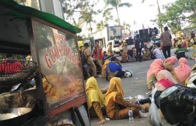 Kelelahan: Para guru dan tenaga pendidik honorer saat melakukan aksi unjuk rasa di hari kedua pada Selasa (25/09) lalu di area Komplek Parkantoran Pemkab Bekasi.