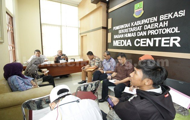Suasana sosialisasi perekrutan calon anggota panwaslu Kabupaten Bekasi di Media Center Pemerintah Kabupaten Bekasi, , Jumat (15/04).
