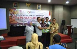 Kepala Dinas Perindustrian Kabupaten Bekasi, Peno Suyatno saat menghadiri kegiatan Bimtek Kemasan Produk bagi para pelaku IKM di Kabupaten Bekasi, Senin (26/03).