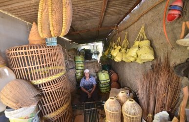 Salah seorang pelaku Industri Kecil dan Menengah (IKM) di Desa Sukatenang, Kecamatan Sukawangi. Dalam sehari, dia bisa memproduksi 2 - 8 produk tergantung pesanan, dan dijual berkisar 40 - 100 ribu di pasar - pasar tradisional Kabupaten Bekasi.