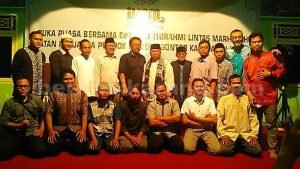 Anggota IKPM Gontor Kabupaten Bekasi foto bersama dengan anggota Komisi III DPR RI Daeng Muhammad dan anggota Komisi II DPRD Kabupaten Bekasi, Abdurrohman usai kegiatan.
