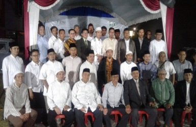 Jajaran pengurus IKPM Gontor Kabupaten Bekasi periode 2018-2022 foto bersama dengan Ketua IKPM Pusat KH. Ismail Budi Prasetyo, Sabtu (02/06) sore.