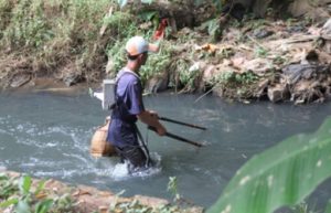 Ilustrasi penangkapan ikan secara ilegal (ilegal fishing) dengan cara setrum.