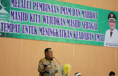 Pelaksana Tugas (Plt) Bupati Bekasi, Eka Supria Atmaja saat membuka kegiatan pembinaan kepada Imam dan Marbot masjid se-Kabupaten Bekasi di Gedung Wibawa Mukti - Komplek Perkantoran Pemkab Bekasi, Desa Sukamahi, Kecamatan Cikarang Pusat, Senin (18/03) | Foto: Humas Pemkab Bekasi