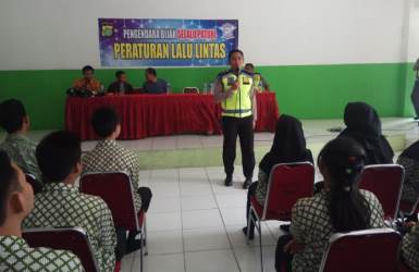 Kepala Sub Unit Pendidikan dan Rekayasa Satuan Lalu Lintas Polres Metro Bekasi, Ipda Asep Saefullah saat melakukan penyuluhan tentang tata tertib berlalu lintas dalam rangka Operasi Patuh Jaya 2019 di SMK Negeri 1 Cikarang Barat, Jum’at (06/09) pagi.