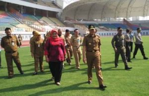 Didampingi Bupati Bekasi, Neneng Hasanah Yasin, Pj. Gubernur Jawa Barat, Mochamad Iriawan saat meninjau kesiapan Stadion Wibawa Mukti, Senin (15/07).