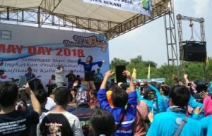 Penyanyi Dangdut, Irma Darmawangsa saat menghibur buruh di acara peringatan May Day yang diselenggarakan Oleh Dinas Tenaga Kerja Kabupaten Bekasi, Polres Metro Bekasi dan Apindo di Taman Sehati, Selasa (01/05).