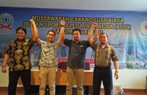 Bahrul Ulum (kedua dari kiri) terpilih secara aklamasi Muscablub ISSI Kabupaten Bekasi di hotel Grand Cikarang Jababeka, Sabtu (23/03). Ia bertekad akan mengoptimalkan pembinaan usia dini di Kabupaten Bekasi.