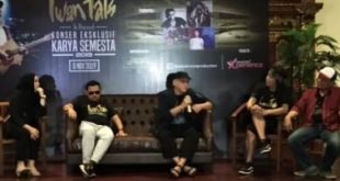 Iwan Fals saat menghadiri meet and great Konser Karya Semesta di Resto Sang Kuring, Lippo Cikarang, Selasa (17/09).
