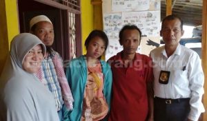 Kanit Reskrim Polsek Cikarang Pusat, Iptu Bibilim (kanan) foto bersama dengan Nuraeni (tengah) beserta orang tua dan kerabat Nuraeni.