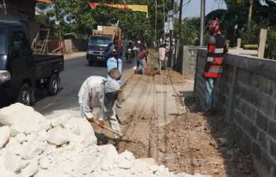 Perbaikan jalan rusak di Kecamatan Babelan yang telah dimulai sejak Selasa (30/07) kemarin.