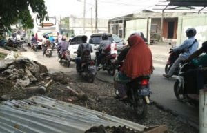 Jl. Raya Cikarang - Cibarusah selalu ramai dilintasi pengendara baik kendaraan kecil maupun besar. Kondisi jalan yang sempit serta menimbulkan kemacetan dan rawan terjadi kecelakaan lalu lintas.