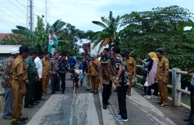 Warga dan aparatur Desa Sukamanah saat menutup jembatan di Jl. Raya Sasak Bali, Kamis (14/03).