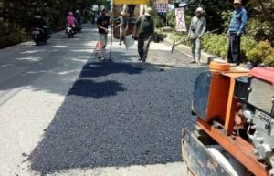 Proses tambal sulam ruas JL. Raya Inspeksi Kalimalang, Desa Gandasari, Kecamatan Cibitung.