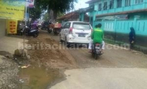 Kondisi Jl. Lingkar Sukatani usai diperbaiki menggunakan tanah berbentuk lumpur dan batu kerikil, Jum'at (01/07).