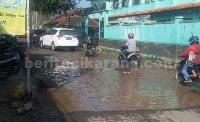 Kondisi di Jl, Lingkar Sukatani yang dianggap mirip kubangan kerbau, Kamis (23/06).