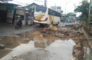 Kondisi jalan putaran arah menuju Pintu Tol Cikarang Barat, tepatnya di Kp. Pasir Konci, RT 17/06 Desa Pasir Sari, Kecamatan Cikarang Selatan yang rusak parah, Selasa (12/03).