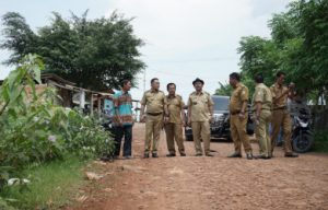 Aksi pemasangan spanduk (banner) yang dipasang Masyarakat Babelan Raya (Baraya) yang menuntut perbaikan jalan oleh pemerintah daerah Kabupaten Bekasi di Kecamatan Babelan