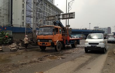 Kerusakan jalan menuju putaran arah Pintu Tol Cikarang Barat tepatnya di Kp. Pasir Konci, RT 17/06 Desa Pasir Sari, Kecamatan Cikarang Selatan yang terkesan dipelihara karena tidak mendapat perbaikan secara menyeluruh.