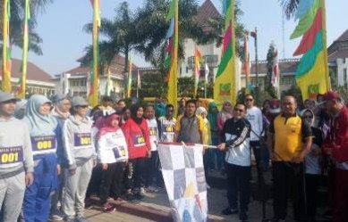 Bupati Bekasi, Eka Supria Atmaja saat melepas peserta gerak jalan dalam rangka HUT RI dan Hari Jadi Kabupaten Bekasi, Rabu (13/08) pagi.