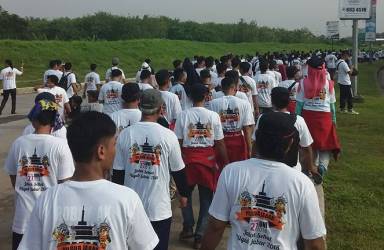 Ribuan masyarakat saat mngikuti jalan sehat sosialisasi Pilgub Jabar oleh KPU Kabupaten Bekasi di Taman Sehati, Komplek Stadion WIbawa Mukti, Minggu (29/04) pagi.