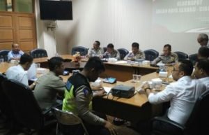 Komisi III DPRD Kabupaten Bekasi saat melakukan rapat kerja dengan Dinas Perhubungan, Camat Cikarang Selatan, Camat Serang Baru dan Sat Lantas Polres Metro Bekasi, Rabu (02/08)