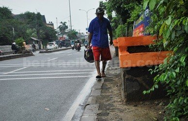 Pejalan kaki di Kabupaten Bekasi butuh jalur pedestrian.