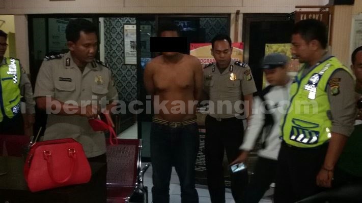 Anggota kepolisian saat mengmankan tersangka Mustofa di Mapolsek Tambun.