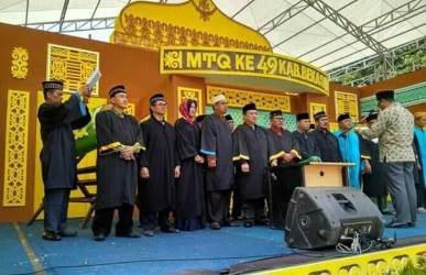 Prosesi pelantikan dewan hakim, juri dan panitera MTQ Ke 49 Kabupaten Bekasi di halaman Masjid Attaqwa Cabangbungin
