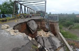 MAKIN PARAH: Tampak kondisi terkini jalan di depan Jembatan Cipamingkis Cibarusah, Minggu (25/03). Kendaran roda empat kini tak bisa melintasinya.