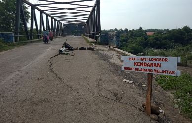 Sekretaris Dinas PUPR Kabupaten Bekasi, Iman Nugraha didampingi Kepala Bidang Jalan dan Jembatan, Heru Pranoto berserta Camat, Danramil dan Kapolsek Cibarusah saat meninjau langsung kondisi jalan pendekat Jembatan Cipamingkis yang ambruk, Senin (11/03).