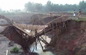 Jembatan darurat yang sebelumnya dibangun oleh Deltamas pada tanggal 10 Januari 2019 lalu, kembali ambruk pada Sabtu (23/02) kemarin.