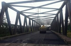 Proses finishing pembangunan jalan dan jembatan antar kawasan industri yang menghubungkan EJIP - MM2100. (Foto : Dipi 'Ipiw' Sukmawan)