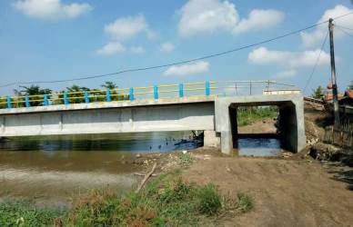 Keberadaan Jembatan Muaragembong yang berlokasi di Kampung Penombo, Desa Pantai Harapanjaya, Kecamatan Muaragembong dinilai merugikan masyarakat setempat lantaran tidak bisa dilalui perahu nelayan.