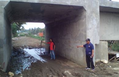 Pembangunan Box Culvert di atas tanggul sungai menjadi solusi agar nelayan bisa melintasi jembatan yang diduga gagal kontruksi dan berada di Kp. Penombo, Desa Pantai Harapan Jaya, Kecamatan Muaragembong itu. Padahal, dengan adanya Box Culvert diduga akan menimbulkan masalah baru karena nantinya warga setempat yang berjalan kaki atau mengendarai sepeda motor terancam tidak bisa melintasi jalur tersebut lagi.